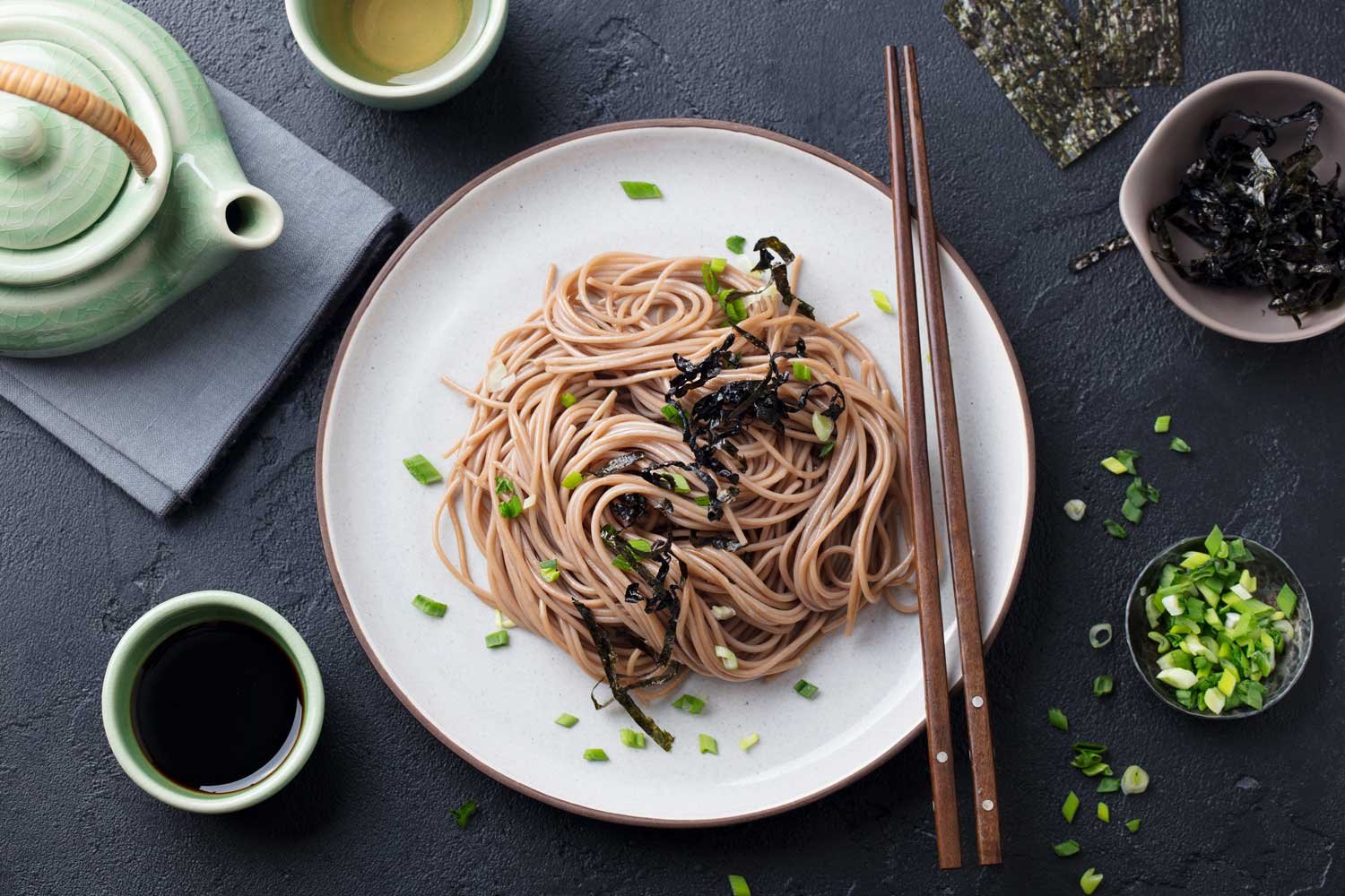 soba-noodles-with-sauce-and-garnishes-japanese-foo-T2Q35X6.jpg